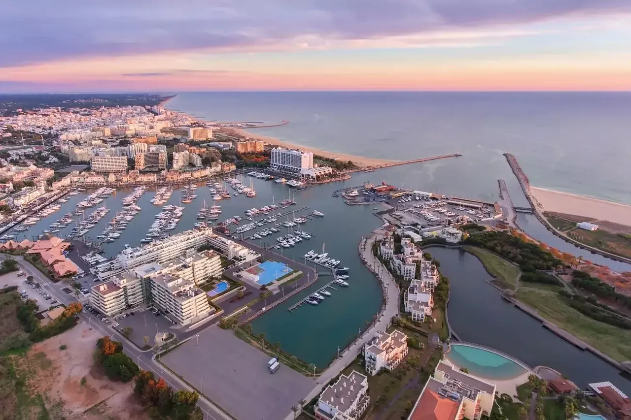 A Marina de Vilamoura vista do ar ao pôr do sol