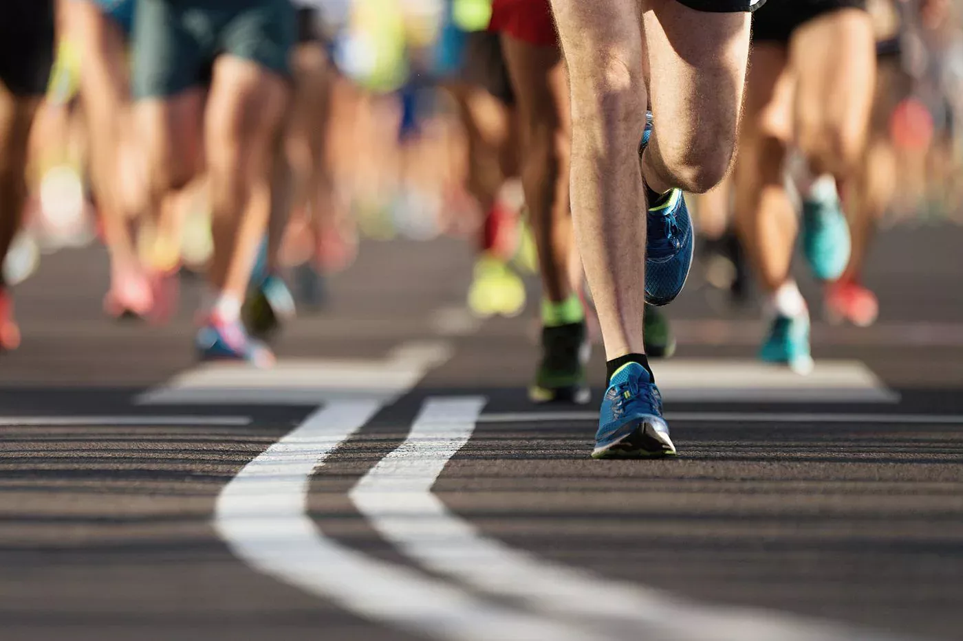 Corredores em prova numa maratona de estrada, em plena passada